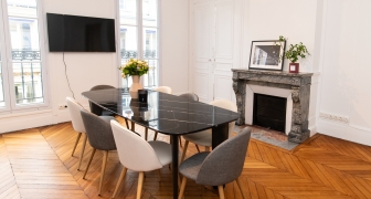 BUREAU DE STANDING DANS UN APPARTEMENT HAUSSMANNIEN – PARIS 9ÈME – TRINITE OPERA